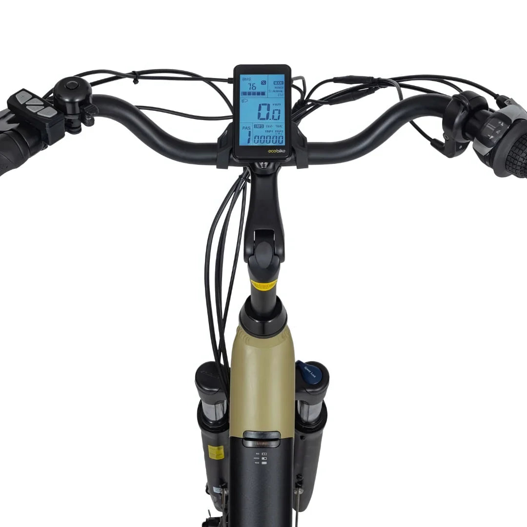 Izdelek je električno kolo, znamke Ecobike, model X-City. Na sliki je prikazan nadzorni del kolesa, ki vključuje krmilo s prikazovalnikom, na katerem so vidni podatki o hitrosti, prevoženi razdalji in stanju baterije. Kolo ima tudi ročice za prestavljanje in zaviranje, kar omogoča udobno vožnjo.