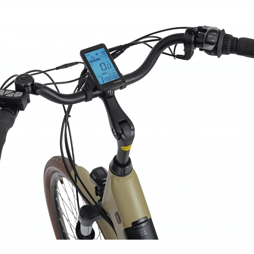 Izdelek je električno kolo, znamke Ecobike, model X-City. Na sliki je prikazan del krmila, kjer je nameščen digitalni zaslon, ki prikazuje hitrost, prevoženo razdaljo in stanje baterije. Vidni so tudi ročaji in del okvirja kolesa, ki ima svetlo barvo.