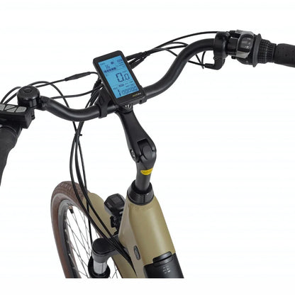 Izdelek je električno kolo, znamke Ecobike, model X-City. Na sliki je prikazan del krmila, kjer je nameščen digitalni zaslon, ki prikazuje hitrost, prevoženo razdaljo in stanje baterije. Vidni so tudi ročaji in del okvirja kolesa, ki ima svetlo barvo.