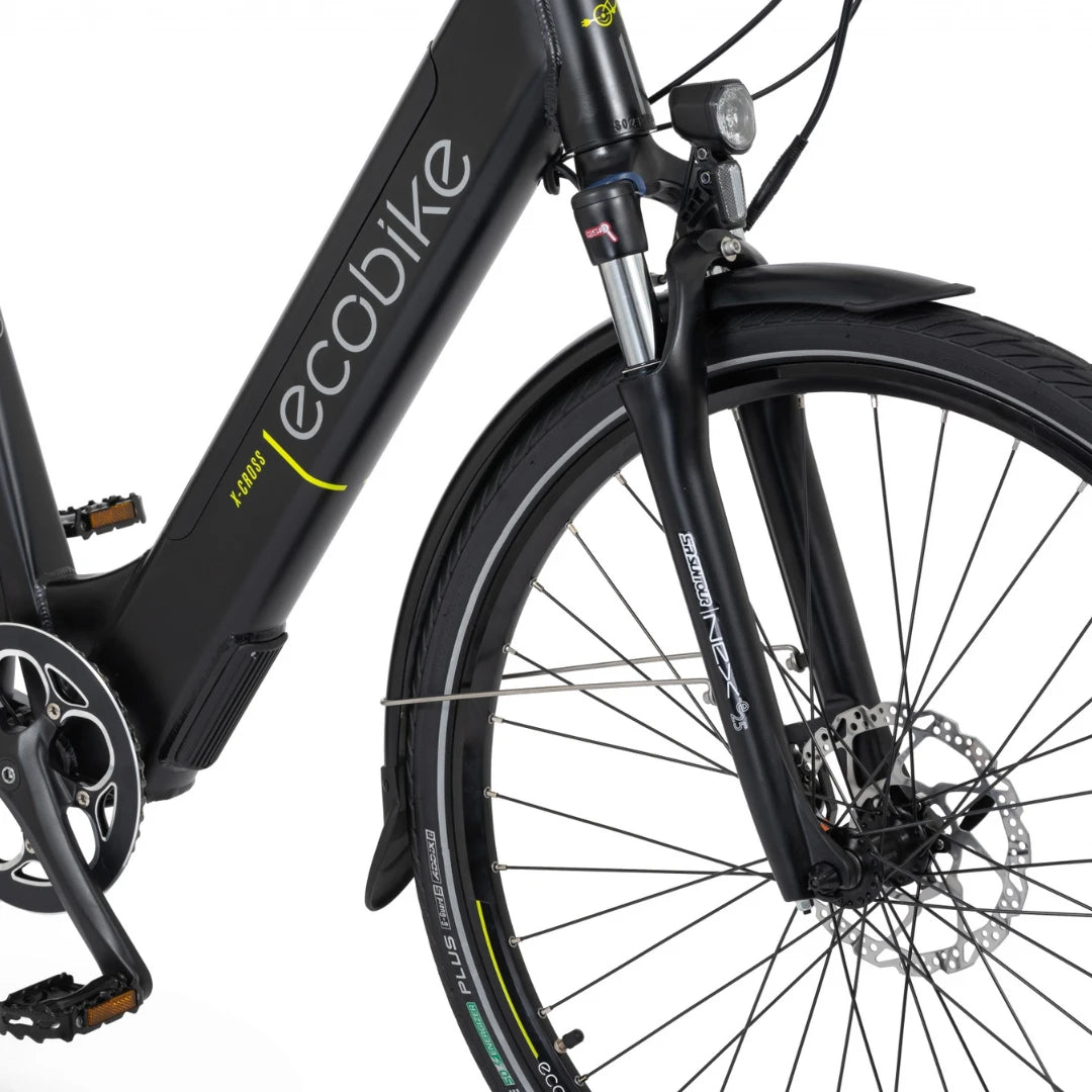 Od blizu posnetek sprednjih vilic in kolesa električnega kolesa Ecobike X Cross.