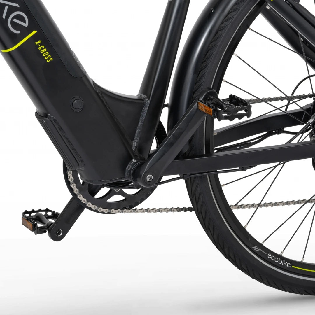 Od blizu posnet Električni Kolo Ecobike X Cross, ki prikazuje pogonski sklop in zadnje kolo.