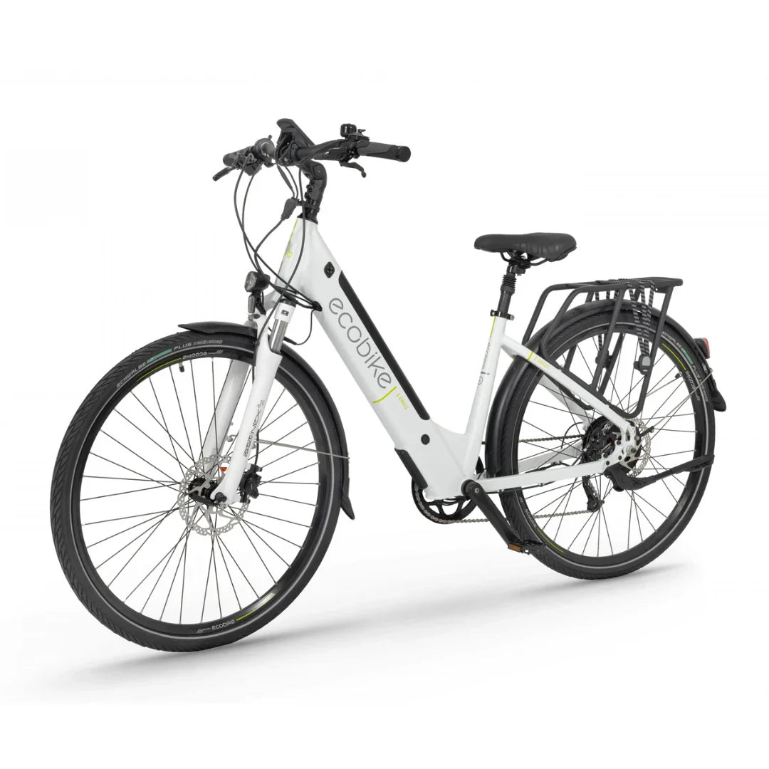 Na sliki je električno kolo znamke Ecobike, model X-Cross. Kolo ima moderno obliko z nizkim prečnim členom, kar olajša dostopnost. Opremljeno je s širokimi pnevmatikami in nosilcem za prtljago na zadnjem delu. Vidni so tudi krmilo in sedež, ki sta prilagodljiva za udobno vožnjo.