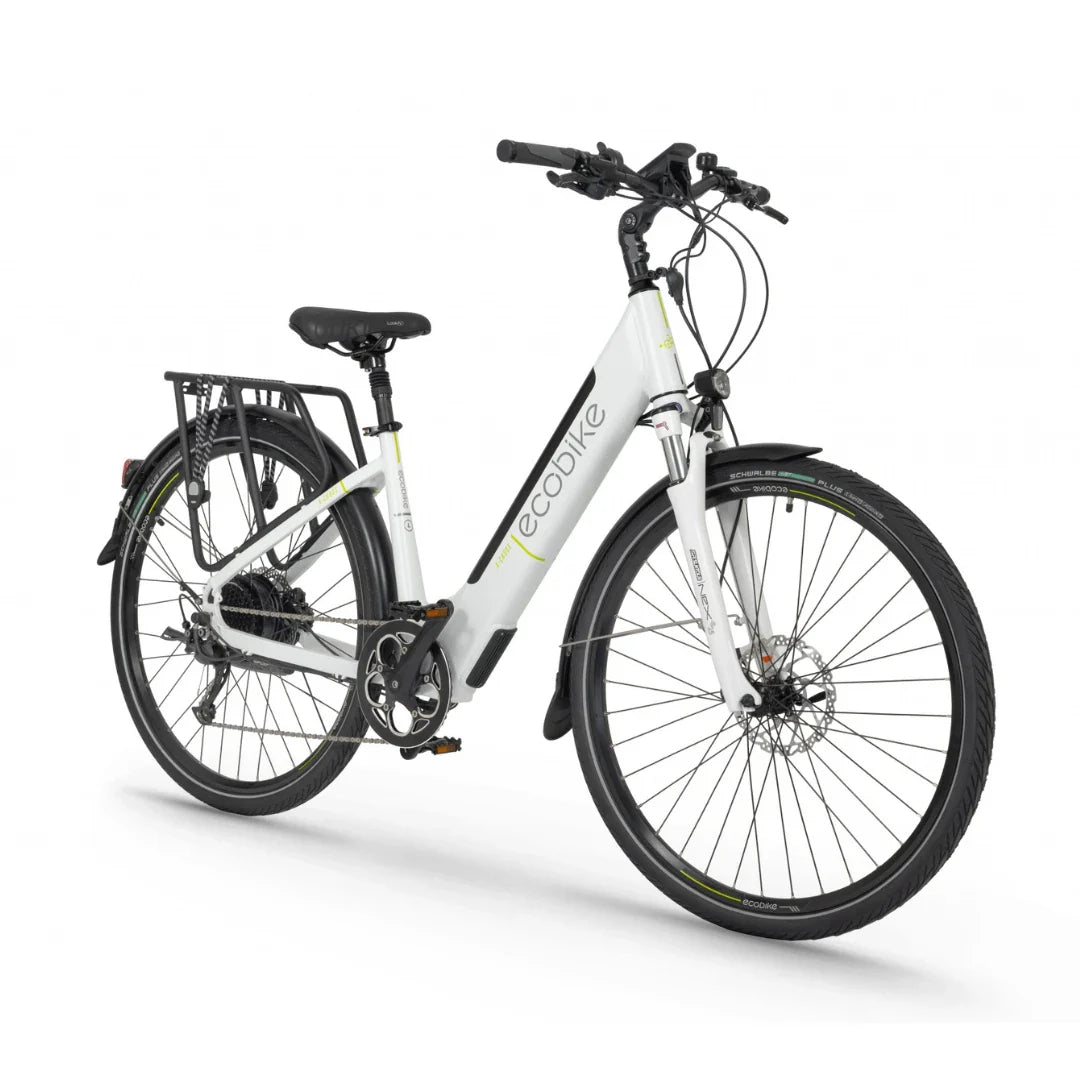 Izdelek na sliki je električno kolo znamke Ecobike, model X-Cross. Kolo ima moderno obliko z belim okvirjem, širokimi pnevmatikami in diskastimi zavorami. Na zadnjem delu je pritrjen nosilec za prtljago, kar omogoča enostavno prevoz dodatne opreme. Ergonomična oblika in udoben sedež zagotavljata prijetno vožnjo.
