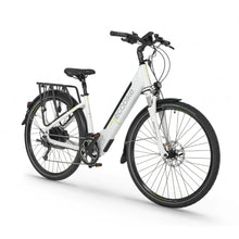 Izdelek na sliki je električno kolo znamke Ecobike, model X-Cross. Kolo ima moderno obliko z belim okvirjem, širokimi pnevmatikami in diskastimi zavorami. Na zadnjem delu je pritrjen nosilec za prtljago, kar omogoča enostavno prevoz dodatne opreme. Ergonomična oblika in udoben sedež zagotavljata prijetno vožnjo.