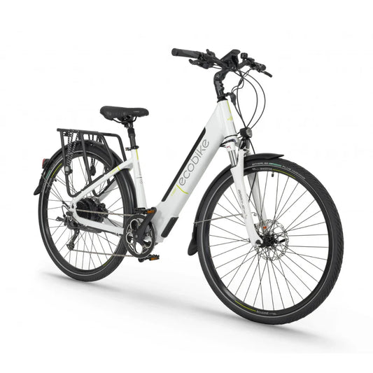 Izdelek na sliki je električno kolo znamke Ecobike, model X-Cross. Kolo ima moderno obliko z belim okvirjem, širokimi pnevmatikami in diskastimi zavorami. Na zadnjem delu je pritrjen nosilec za prtljago, kar omogoča enostavno prevoz dodatne opreme. Ergonomična oblika in udoben sedež zagotavljata prijetno vožnjo.