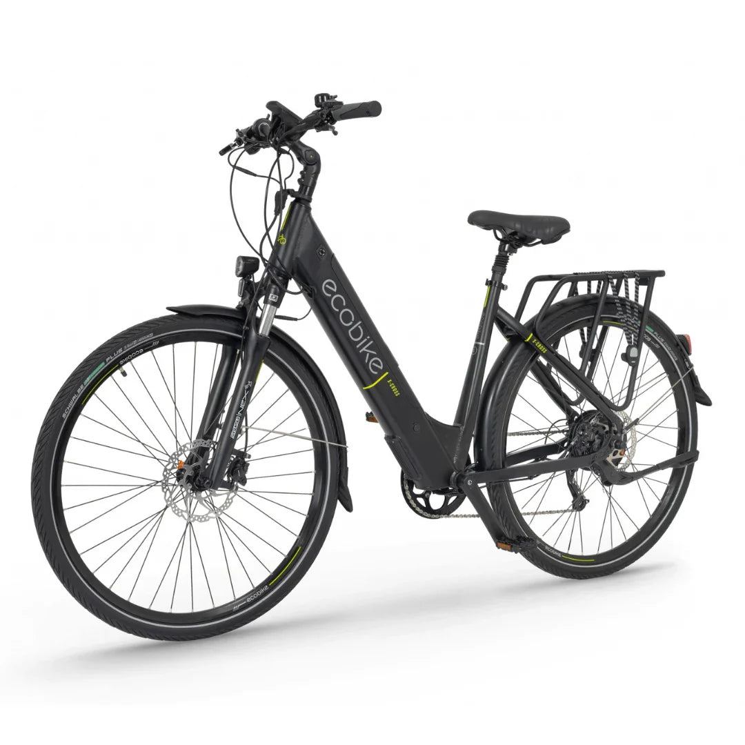 Izdelek na sliki je električno kolo znamke Ecobike, model X-Cross. Kolo ima moderno obliko z nizkim prečnim okvirjem, kar olajša vstopanje. Opremljeno je z debelimi pnevmatikami in disk zavornim sistemom, kar zagotavlja dobro stabilnost in varnost. Na zadnjem delu kolesa je tudi nosilec za prtljago.