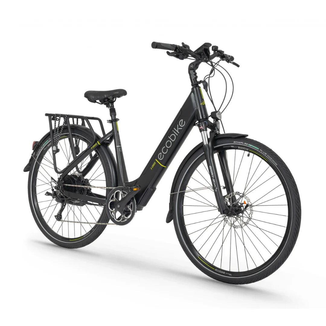 Izdelek je električno kolo znamke Ecobike, model X-Cross. Na sliki je vidno kolo s črnim okvirjem in zelenimi detajli, opremljeno z udobnim sedežem in širokimi kolesi. Ima tudi nosilec za prtljago na zadnjem delu ter disk zavore, kar nakazuje na njegovo primernost za mestno vožnjo in daljše izlete.