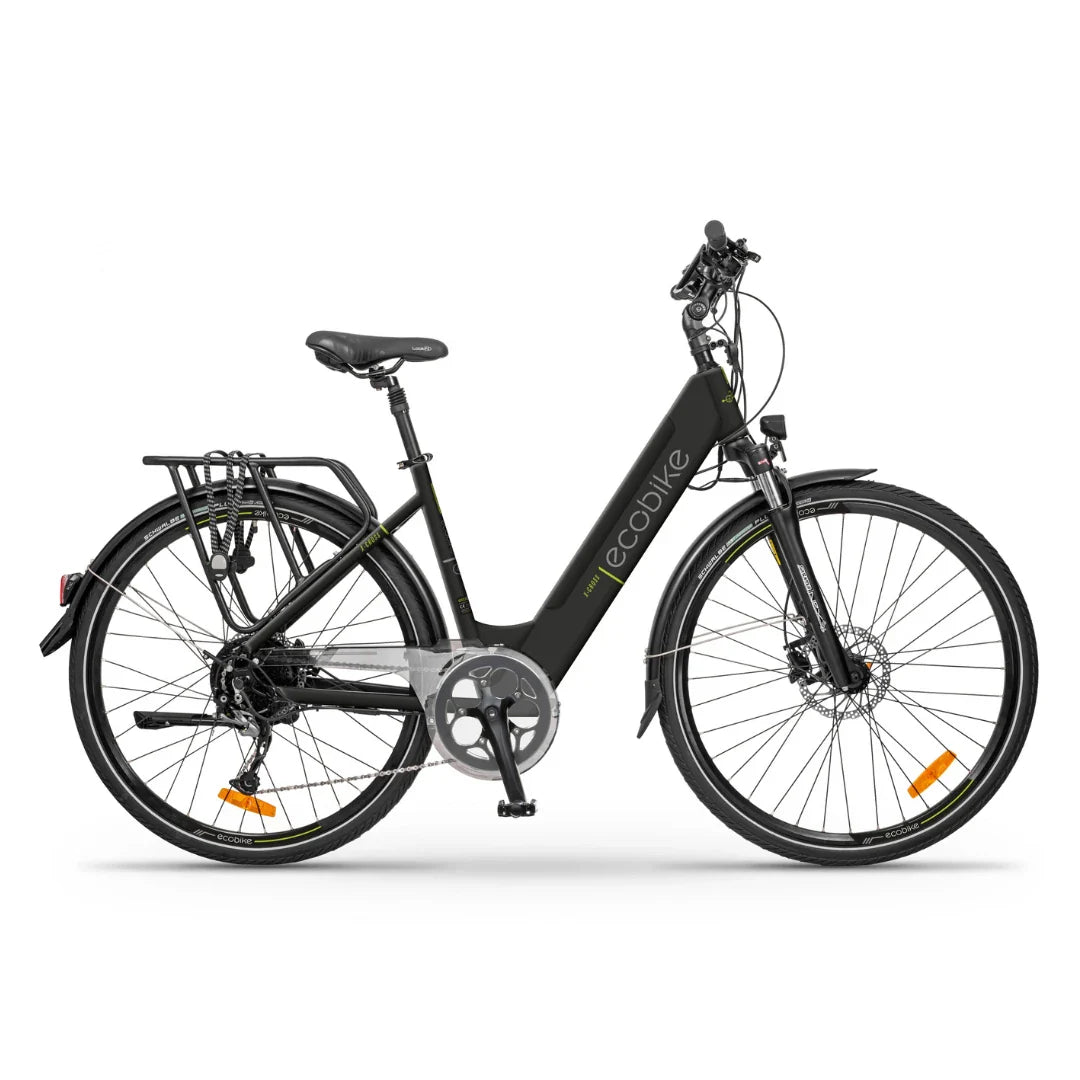 Izdelek na sliki je električno kolo znamke Ecobike, model X-Cross. Kolo ima črno barvo in je zasnovano za udobno vožnjo, kar je razvidno iz širokega sedeža in ergonomskega krmila. Opremljeno je z nosilcem za prtljago ter diskastimi zavorami, kar zagotavlja varno in zanesljivo vožnjo.