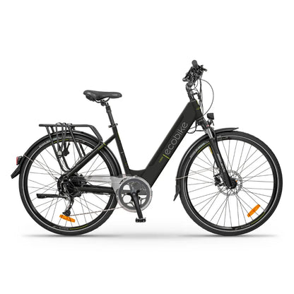 Izdelek na sliki je električno kolo znamke Ecobike, model X-Cross. Kolo ima črno barvo in je zasnovano za udobno vožnjo, kar je razvidno iz širokega sedeža in ergonomskega krmila. Opremljeno je z nosilcem za prtljago ter diskastimi zavorami, kar zagotavlja varno in zanesljivo vožnjo.