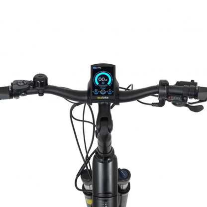 Od blizu posneto krmilo in zaslon električnega kolesa Ecobike X Cross, ki prikazuje hitrost in baterijo.